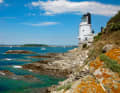 Diese Begegnung war eigentlich nicht vorgesehen: Unsere „Rolling Swiss 2“ und der Leuchtturm von St. Anthony’s Head. Im Hintergrund ist Falmouth zu erkennen