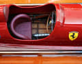 Das Boot mit dem Werftemblem hinten und dem steigenden Pferd der Scuderia Ferrari vorn