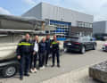 So sehen Sieger aus: Nur zwei Tage nach dem Diebstahl in Nieuwpoort konnte das finnische Segelteam seinen wiedergefundenen Trailer bei der Polizei in den Niederlanden abholen. Happy End eines Diebstahl-Krimis