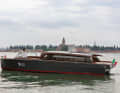 Das Wassertaxi von der Seite.