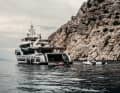 Ein Kran verholt die Tender vom Oberdeck ins Nass. Im Heck ist Raum für einen Beachclub mit Sauna, Spa und Tauchkompressor. An Backbord legt eine Rumpfklappe den geschützten Garagenplatz frei