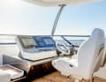 Flybridge: Für eine Yacht dieser Größe überraschen die 50 Quadratmeter