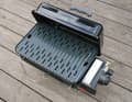 The Go-Anywhere offers quite a lot of space on the grill and has a practical lid that also functions as a windscreen when it is hung vertically on the back. The controls are intuitive. Unattractive: The barbecue tends to tip towards the gas cartridge. Nothing should be placed here. Cleaning is somewhat complicated
