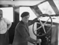 Joe Carstairs am Steuer ihres neuen Cabin Cruisers „Berania“ während der Jungfernfahrt vor Cowes am 5. August 1932. Der nach ihren Wünschen von Fred Cooper entworfene Rumpf erreichte Geschwindigkeiten von bis zu 40 Meilen pro Stunde.