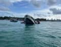 Eine Augenzeugin berichtete, dass die Yacht zwischenzeitlich senkrecht im Wasser stand.