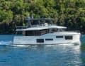 Die Flybridgeyacht von der Seite.