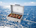 Il barbecue è montato sulla ringhiera.