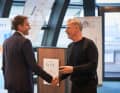 Martin Hager (l.) bedankt sich bei Michael Antwerpes für zehn Jahre GSC-Moderation.