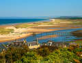 Lossiemouth an der Moray Coast: Blick über die Flussmündung auf die Dünen und den Strand von East Beach. Die Marina liegt links des Bildes mitten im Ort