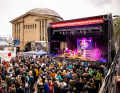 Auf der zentralen Bühne an den Landungsbrücken wird es über 30 Auftritte verschiedener Bands und Chöre geben