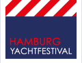 Markantes Logo mit rot-weißen diagonalen Streifen. Es ist – in abgewandelter Form – entlehnt aus dem Flaggenalphabet, wo es für den Buchstaben Y (gesprochen Yankee) steht. Hier bedeutet es natürlich Yacht bzw. Yachtfestival