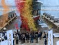 Ab ins Wasser: Die 70 Meter gleiten langsam rückwärts.