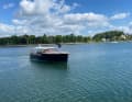 Beim Fahren im Hafen kann der Skipper stehen, wo er möchte.