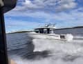 Wenn man alles aus den beiden Motoren herausholt, erreicht das Boot beim Test 46 Knoten.