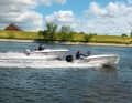 Rasente Fahrt: In Sachen Geschwindigkeit nehmen sich die Boote nicht viel, doch beim Fahrverhalten unterscheiden sie sich in sportlich und gutmütig