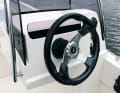 Pegazus 450: Die Steuerposition ist viel näher am Wasser. Beim An- und Ablegen kann sich der Fahrer am Steg festhalten, ist allerdings weniger gut vor seitlichem Spritzwasser geschützt
