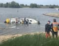 Das Boot wurde von Feuerwehr, Polizei, DLRG und Tauchern am Strand gesichert.