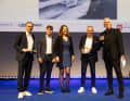 Die ersten Gewinner nehmen den Award entgegen. Die englische Moderation übernahm Marcus Baur (links) gemeinsam mit BOOTE-Chefredakteur Torsten Moench (rechts)