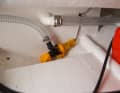 Die Funktionsweise der Bilgepumpe mit Wasser in der Bilge testen.