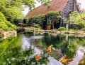 Berrymans Privathaus in Lymington: Den 1,70 Meter tiefen Teich und den Garten entwarf der Yachtdesigner als eine Weiterentwicklung seines
ersten Koi-Domizils – für ...