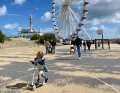 Riesenrad an der Strandpromenade von Nieuwpoort.