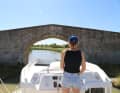 Die führerscheinfreien Hausboote von Riverly sind auf die Maße des Canal du Midi zugeschnitten. Vorsicht ist dennoch geboten. Und das Bimini sollte während der eingeklappt bleiben.