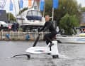 Im BOOTE-Test: Das Hydrobike Manta 5. So funktioniert’s: Erreicht das Bike eine gewisse Geschwindigkeit, erzeugen die Tragflügel einen hydrodynamischen Auftrieb und heben das gesamte Vehikel samt Fahrer aus dem Wasser
