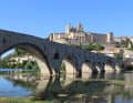 Die alte Brücke (Pont vieux) von Béziers. Darüber thront die Kathedrale Saint-Nazaire auf dem Hügel.