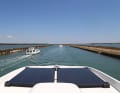 Der Canal du Rhône à Sète. Links und rechts des Kanals Salzteiche.