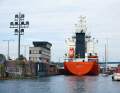 Sportboote laufen in die Schleuse Kiel-Holtenau des Nord-Ostsee-Kanals ein. Ein Frachtschiff liegt bereits in der Kammer