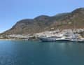 Vertörnte Anker im Hafen, weil mit Buganker statt Muring angelegt wird. Hier ist die Insel Sifnos im Hintergrund zu sehen