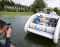 Probefahrt auf dem Messe-See: Interboot-Projektleiter Felix Klarmann (rechts) auf dem Portless Catamaran des gleichnamigen Unternehmens