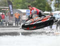 Atemberaubendes Trickfeuerwerk auf dem Messe-See: Niels Willems, mehrfacher Jetski-Pro-Freestyle-Europameister