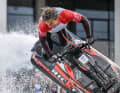 Atemberaubendes Trickfeuerwerk auf dem Messe-See: Niels Willems, mehrfacher Jetski-Pro-Freestyle-Europameister