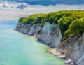 Les falaises de craie de la côte de la mer Baltique, sur l'île de Rügen. L'un des paysages les plus impressionnants du littoral allemand.