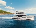 Sirena 78: The hull shape makes propulsion efficient. At a speed of nine knots, the engines swallow only 49 litres per hour. Depending on the propulsion option, a top speed of 26 knots is possible