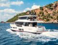 Right at the top: The flybridge leaves the options open, closed or half and half. Here, the skylounge is open at the rear, side windows roll down