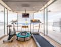 Upgrade: Als Larry Ellison die Yacht gehörte – er nannte sie „Katana“ –, ließ er neben dem Korb (l.) auch ein kleines verglastes Fitnessstudio auf dem Deck platzieren