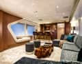 Skylounge: Zu den besten Plätzen an Bord gehört die raffiniert in das Interior integrierte Récamiere. Die Bar fertigte Barn in the City