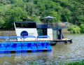 Ein Bungalowboot des Typs Joylife Boats am neuen Anleger an der Saarschleife