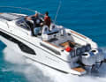 2. Karnic SL800 (CY): 9,20 m lang, 2,96 m breit, Verdrängung 2550 kg (o. M.). Mit 2x 175 PS Außenborder: 140 000 €