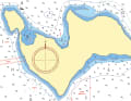 This schematic nautical chart combines the usual printed information that is important for finding a good anchorage: The depths indicate two bays with water depths between 2 and 10 metres, the spacious one in the south-east (E) and the deeply indented one in the north, which is even marked with the symbol for suitable anchorages (C). Only the map reveals that the third bay in the north-west (B) is dangerously shallow. Also unsuitable are the areas in the south-west with a stony bottom (G) and in the west with an unclean bottom (I). The same applies to the south, where munitions have been dumped (F), above the submarine cable line in the west (H) and near the wreck (A) in the north. Navigation and anchoring is usually also prohibited in nature reserves (D) or national parks | Map: Christian Tiedt