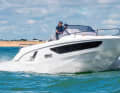 Bénéteau Flyer 9 Sundeck (F):  9,10 m lang, 2,97 m breit, Verdrängung 3350 kg (o. M.). 1 -2 Außenborder bis 500 PS: 91.392 € (o. M.)