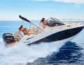 Quicksilver 875 Sundeck (PL): 8,74 m lang, 3,00 m breit, Verdrängung 2462 kg (o. M.). Mit 2 Außenbordern mit je 200 PS: 115.060 €