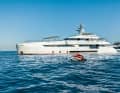 Explorer in yacht fur: The extended crane that transports the submarine over the bathing platform into the water can be seen at the stern