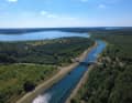 La foto aerea mostra il tracciato del Canale di Barbara con vista sul lago di Geierswalde.