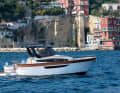 Auch die Libeccio 9.5 Cabin zeigt die typischen Cantiere Mimì Linien.