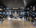 Aquarium: The entrance to the lounge is framed by mirrored walls with marine motifs, which are repeated on all levels.
