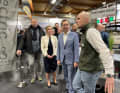 Der Trend zu Booten mit elektrischem Antrieb spiegelte sich auch auf der Magdeboot 2023, hier in der schwedischen Bootsmarke X Shore. In der Bildmitte Steffen Schüller, Geschäftsführer der Messe- und Veranstaltungsgesellschaft Magdeburg (MVGM) und Johanna Buhrke, Projektleiterin der Magdeboot.