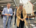 Knot test at the Magdeboot: MVGM Managing Director Steffen Schüller and Minister Lydia Hüskens brush up on "seamanship" during a tour of the trade fair. Both have held a pleasure craft licence since 2022.